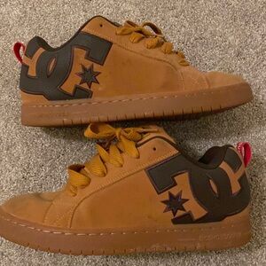 Mens DC skate shoes size 13 color is light brown.